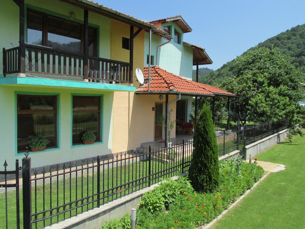 Pri Orehite Guesthouse Oreshak  Exterior photo